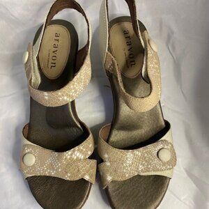 Aravon By New Balance Women's Sandals Beige & White Adjustable Straps, size 9B